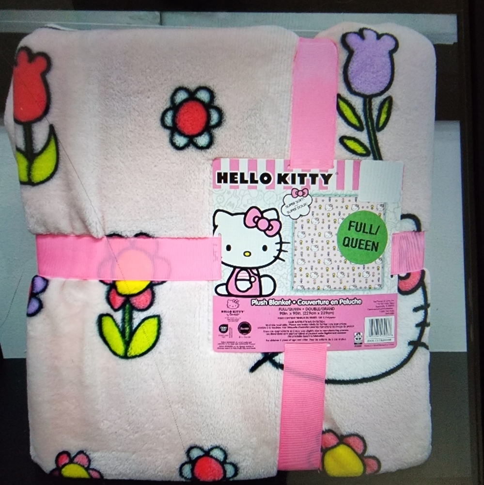NWT Adorable Spring Hello Kitty Queen comfy blanket🪻🌷🌺
